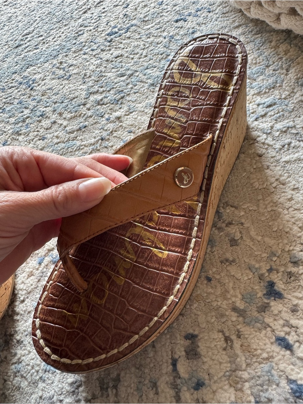 Sam Edelman Romy crocodile-embossed cognac brown platform thong wedges - Picture 9 of 10